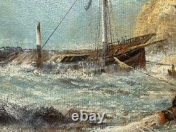 Ancienne huile sur toile signée représentant une marine animée, cadre doré